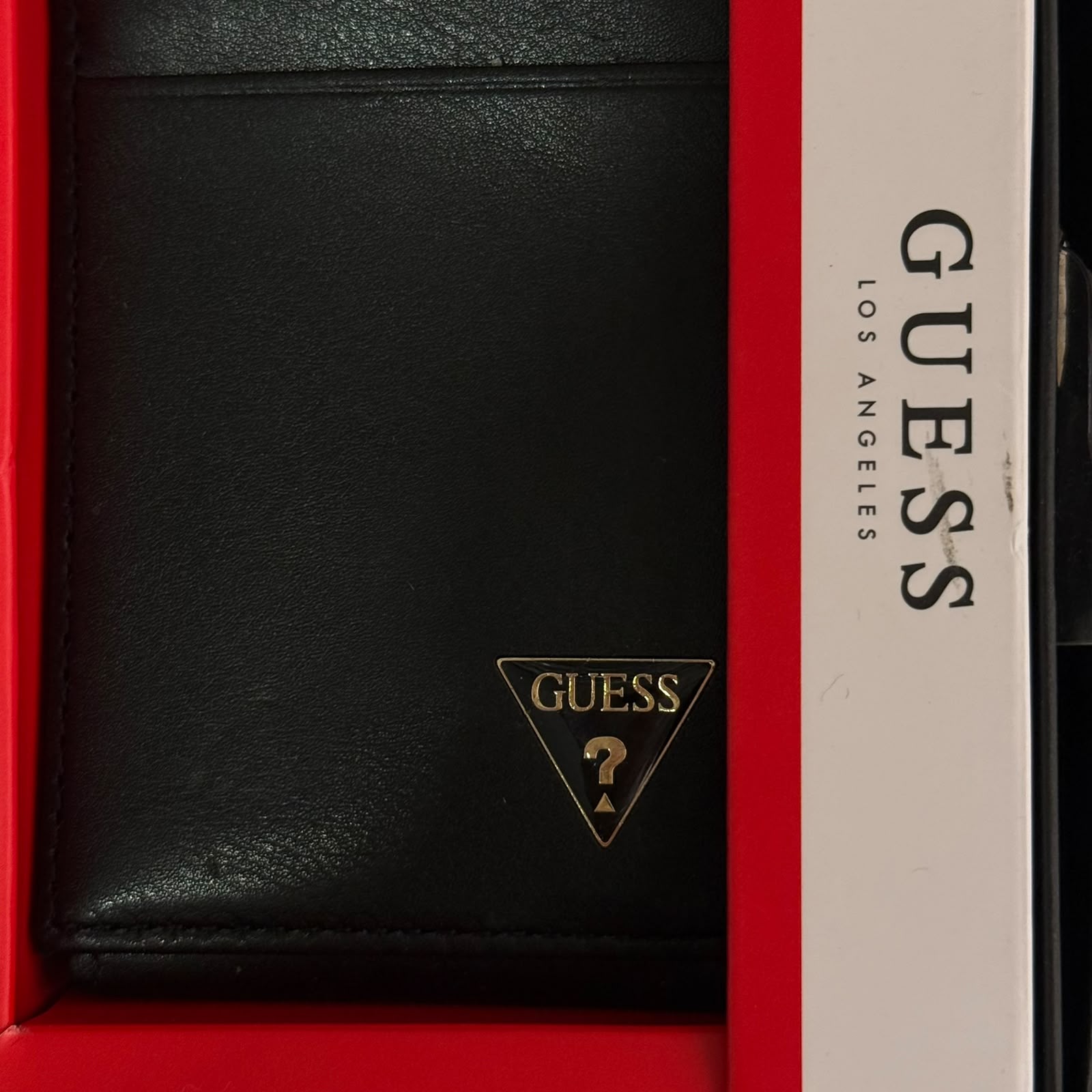 Tarjetero o billetera de caballero de la marca Guess