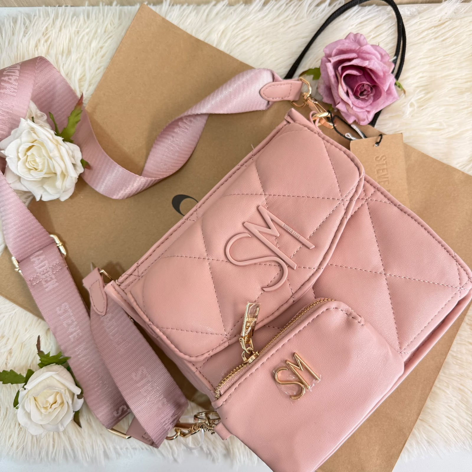 Bolsa crossbody acolchada rosa de Steve Madden