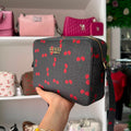 Bolsa estilo crossbody de la marca Guess