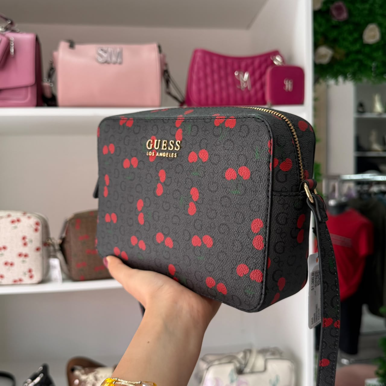 Bolsa estilo crossbody de la marca Guess