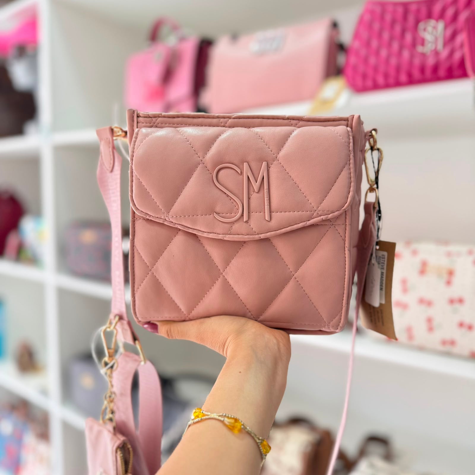 Bolsa crossbody acolchada rosa de Steve Madden