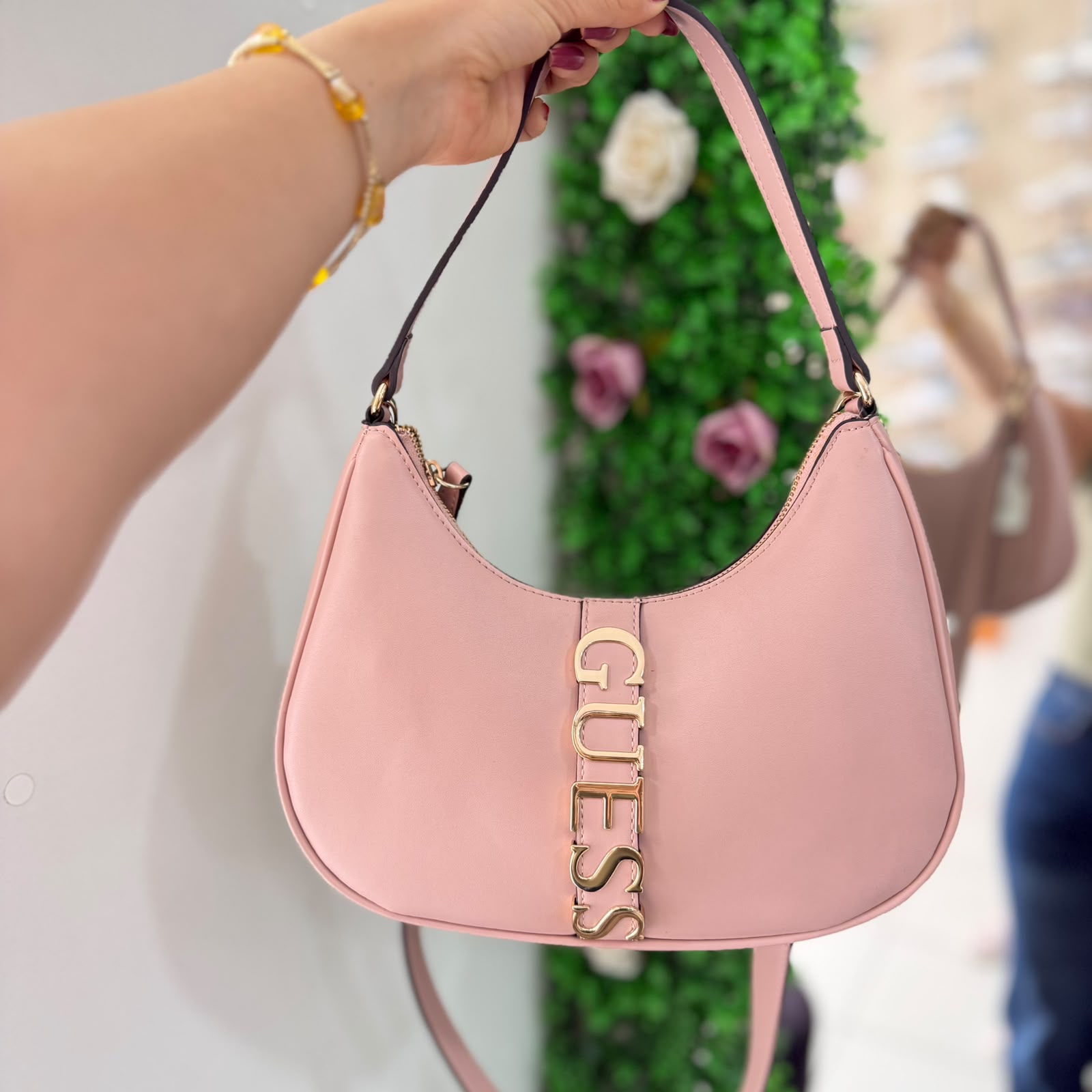 Bolsa luna de la marca Guess