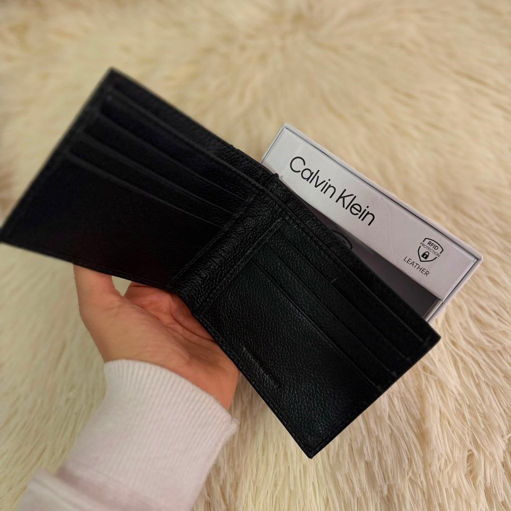 Cartera de piel marca Calvin Klein.