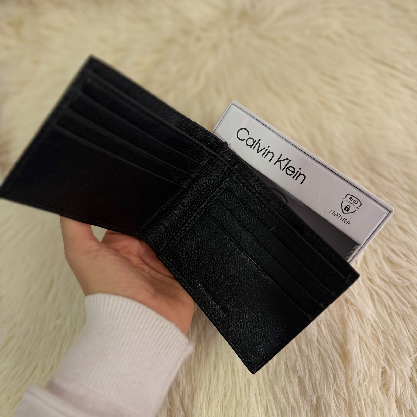 Cartera de piel marca Calvin Klein.