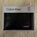 Cartera de piel marca Calvin Klein.