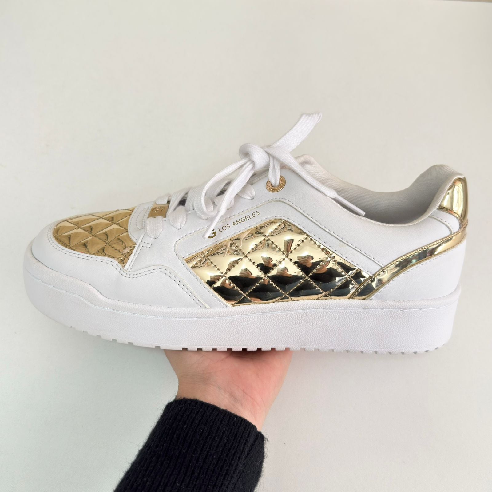 GUESS DORADO METALICO