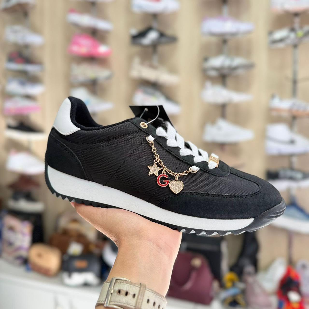 GUESS NEGRO & DORADO