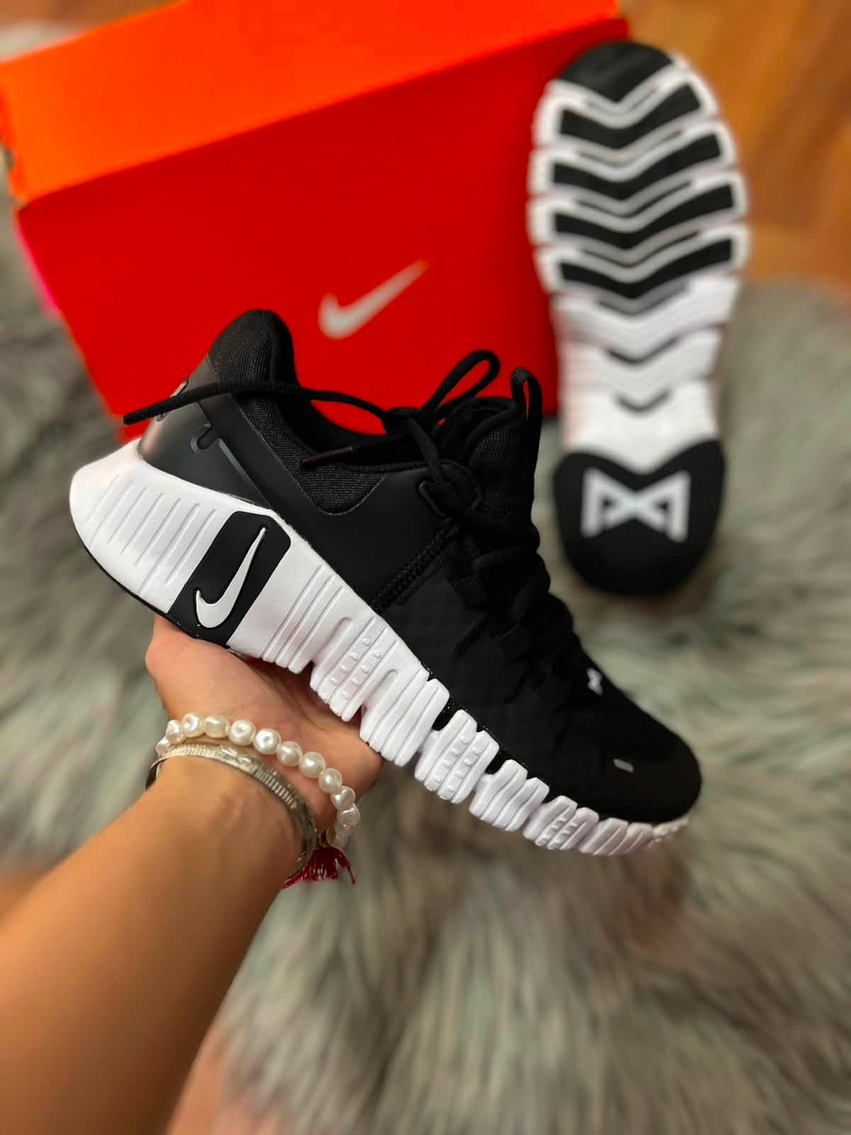 NIKE METCON 5 FREE BLACK AND WHITE