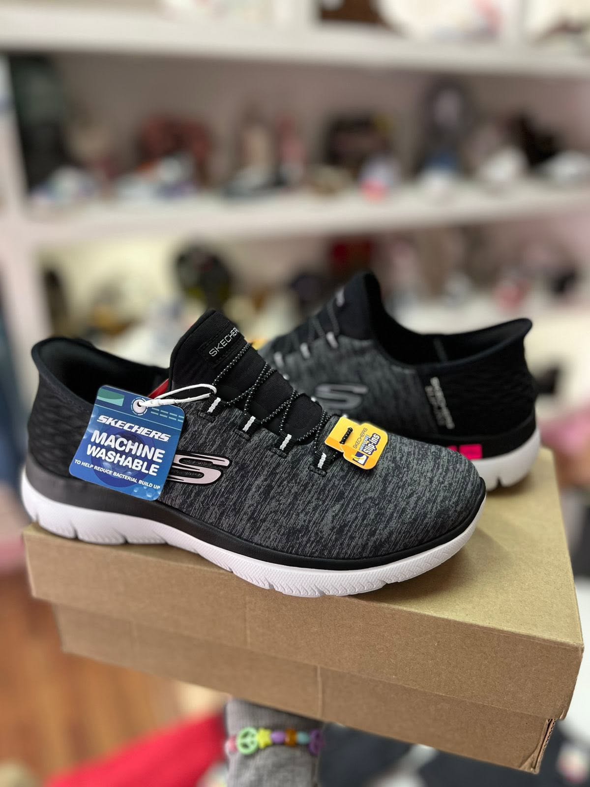 SKECHERS SLIP-IN GRISES