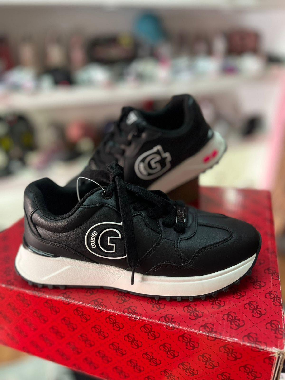 GUESS BLACK DE PIEL