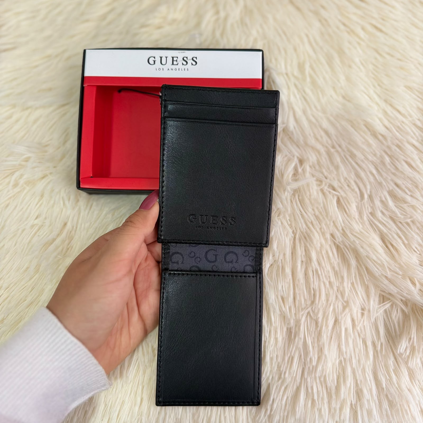 Tarjetero o billetera de caballero de la marca Guess