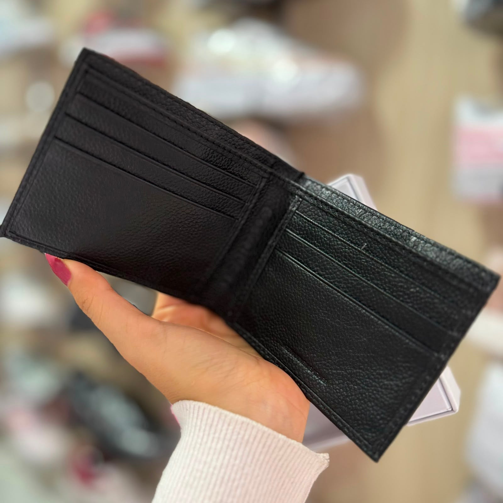 Cartera de piel marca Calvin Klein.