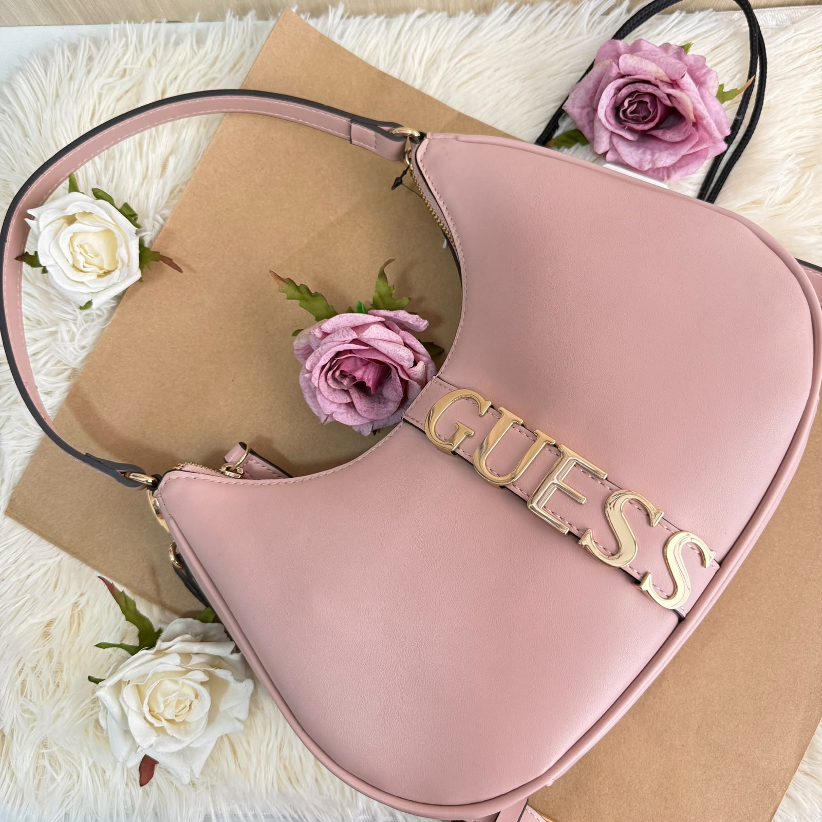 Bolsa luna de la marca Guess