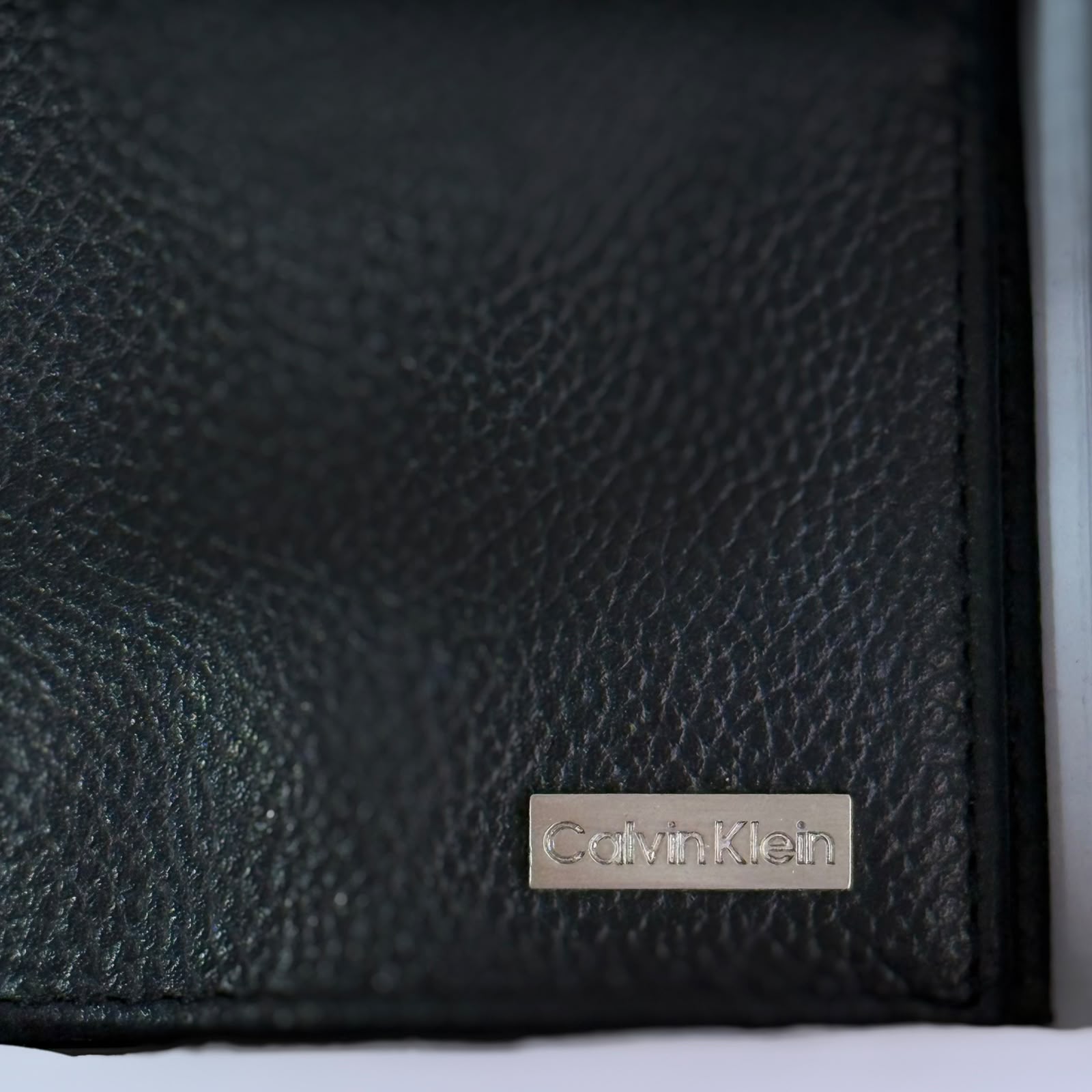 Cartera de piel marca Calvin Klein.