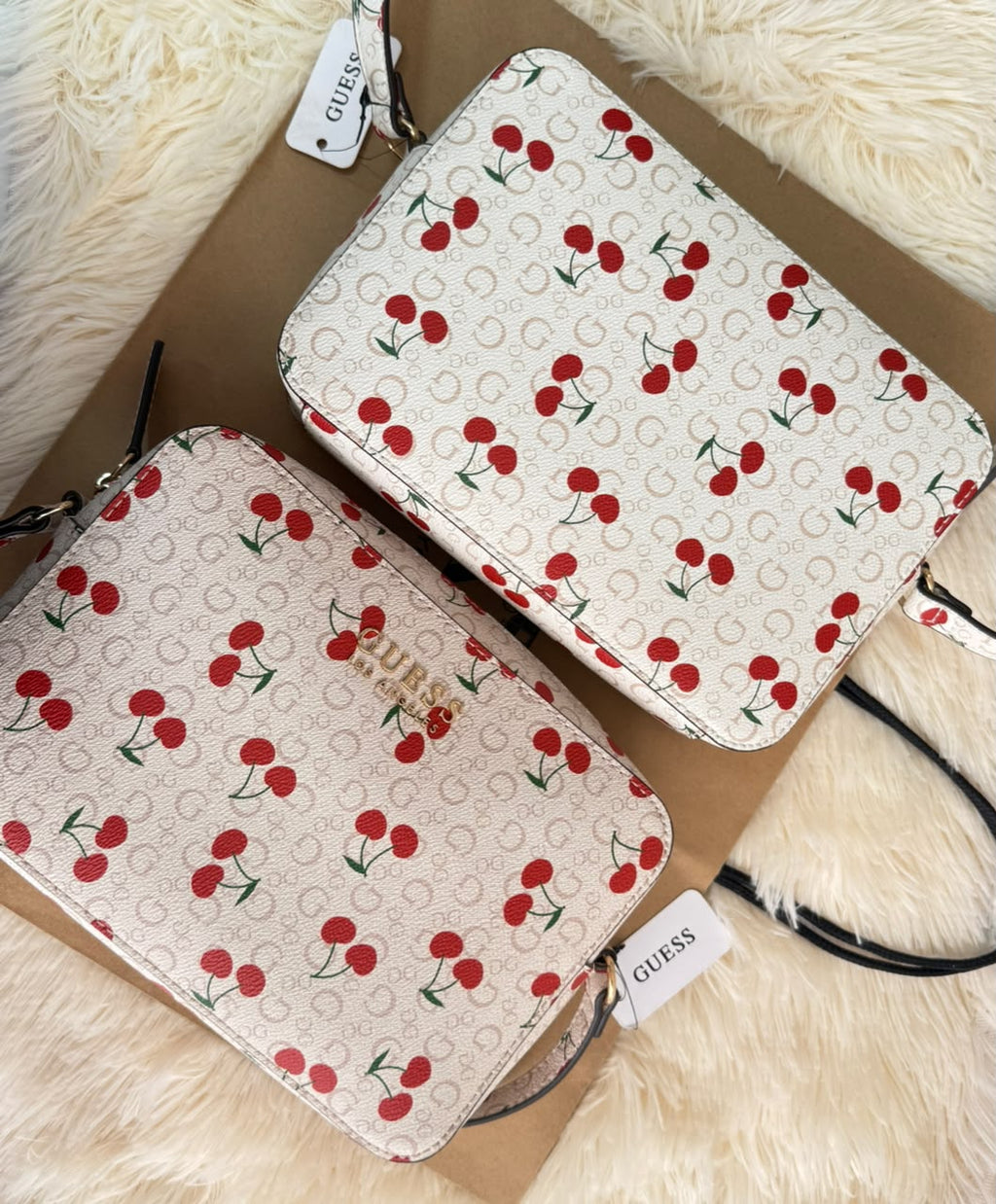 Bolso crossbody de la marca Guess cereza