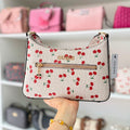 Bolso de hombro Guess modelo Tana