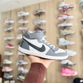 NIKE DE BOTA GRIS