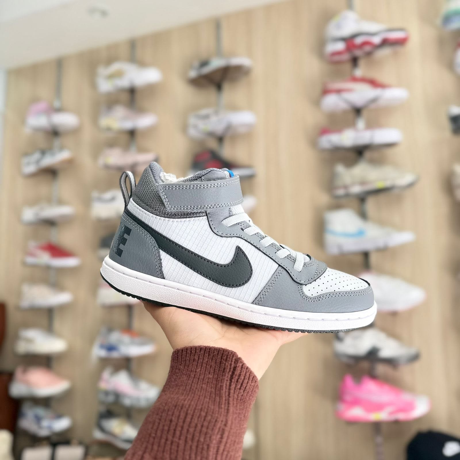 NIKE DE BOTA GRIS