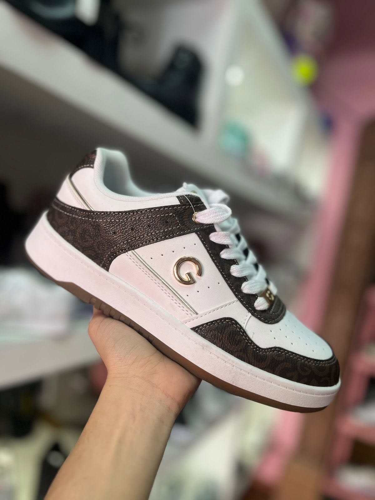 GUESS CAFE & BLANCO