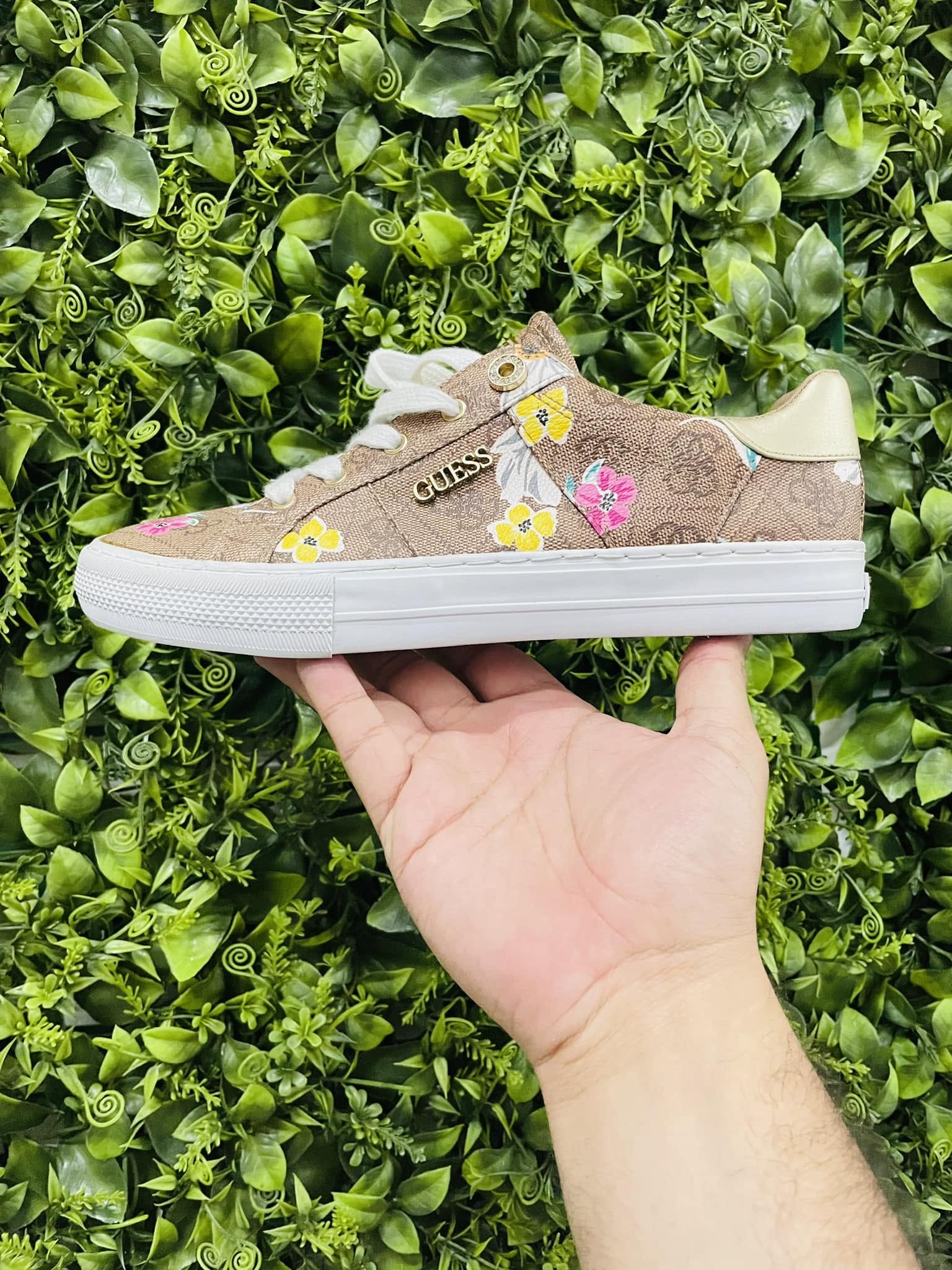 GUESS FLORES
